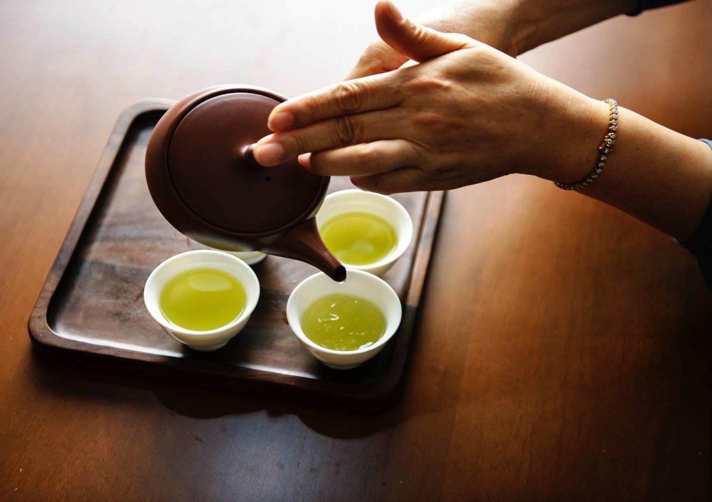 Cách thưởng trà với ấm chén truyền thống của người Việt 